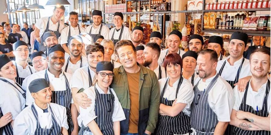 Haben bald nichts mehr zu lachen: Jamie Oliver mit Mitarbeitern seiner Kette «Jamie's Italian».