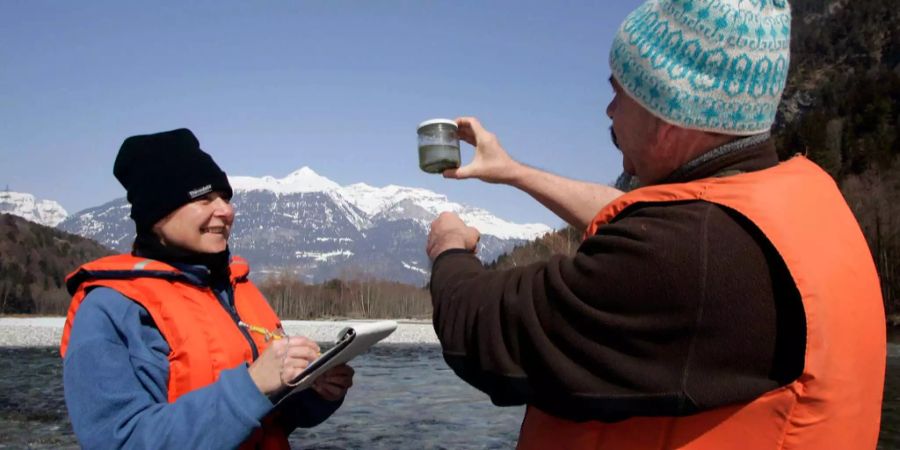 Zwei Bafu-Biologen suchen nach Kleinstlebewesen unterhalb der Wasserkraftwerke im Domleschg und Hinterrheintal.