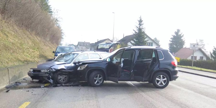 Der Abschleppwagen-Fahrer musste die Fahrzeuge aufladen und fortbringen.