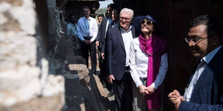 Steinmeier (mitte) mit seiner Frau Elke Büdenbender.