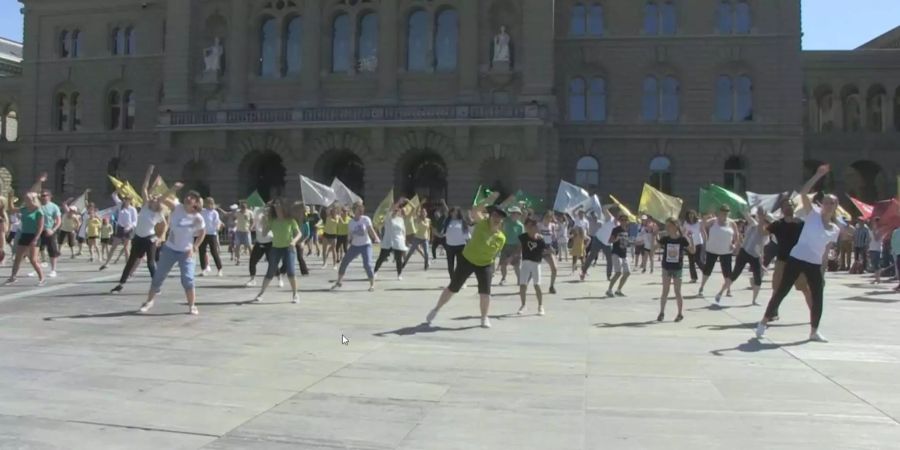 Strenggläubige Christen tanzen auf dem Berner Bundesplatz für ihre Überzeugungen.