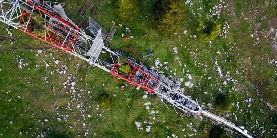 Nach der Sprengung ist der Turm nur noch ein Trümmerhaufen.