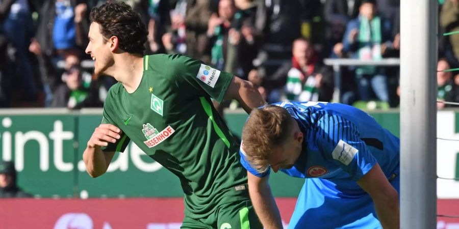 Werder Bremens Thomas Delaney freut sich über den Patzer von Frankfurt-Goalie Lukas Hradecky.