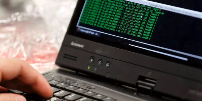 Ein Hacker in Aktion. (Symbolbild) hacker darknet