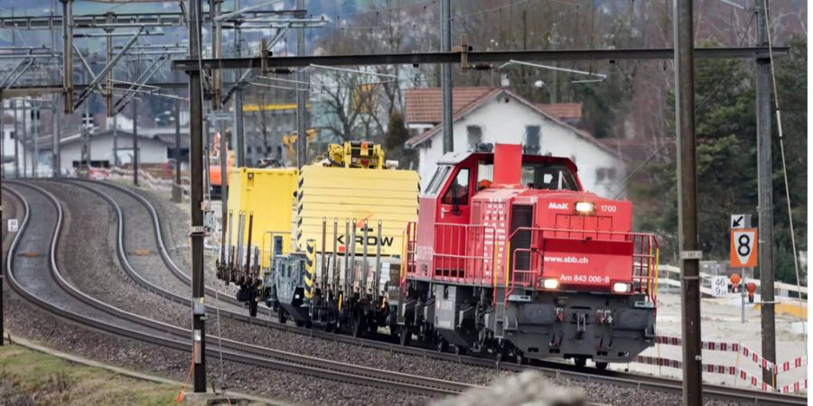 Das Rad der Lokomotive entgleiste kurz nach 2 Uhr (Symbolbild).