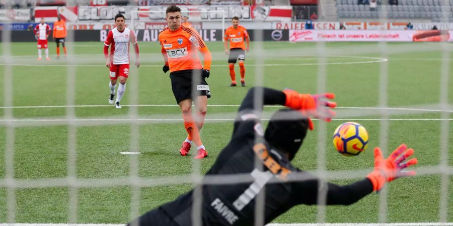 Thun-Keeper Faivre pariert den Penalty von Lausannes Kololli.