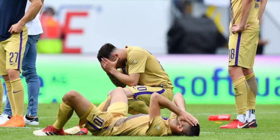 Fassungslosigkeit bei den Spielern von Erzgebirge Aue nach der Niederlage gegen Darmstadt