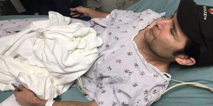 Corey Feldman behauptet, überfallen worden zu sein. Corey Feldman behauptet, überfallen worden zu sein.