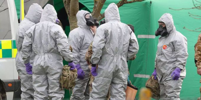 Soldaten mussten bei den Ermittlungen Schutzanzüge tragen. Soldaten mussten bei den Ermittlungen Schutzanzüge tragen.