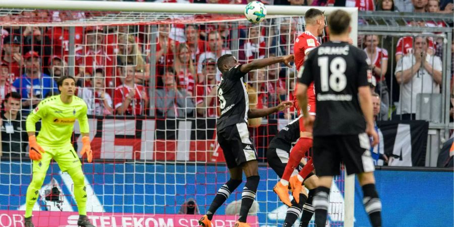 Yann Sommer (links), Denis Zakaria (Mitte) und Josip Drmic (vorne) kurz vor dem 2:1 der Bayern.