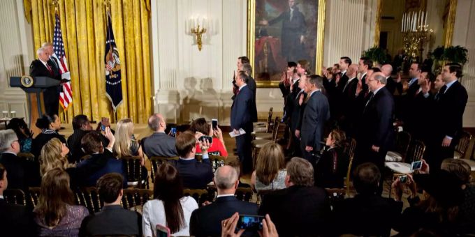 Donald Trumps Kabinett bei der Vereidigung am 22. Januar 2017 im East Room des Weissen Hauses. Donald Trumps Kabinett bei der Vereidigung am 22. Januar 2017 im East Room des Weissen Hauses.