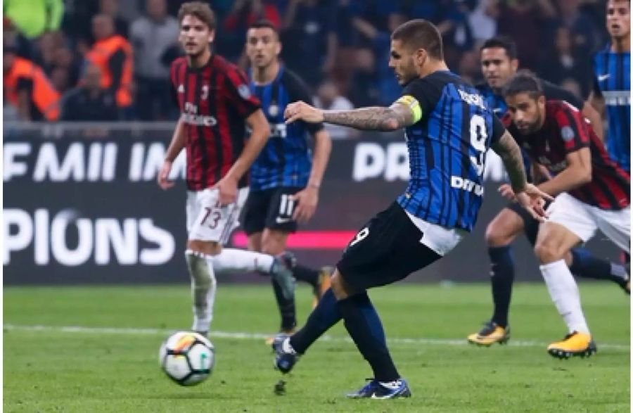 Mauro Icardi  trifft sein drittes Tor des Abends zum 3:2. Ricardo Rodriguez (rechts hinten) bleibt nur das Zusehen.