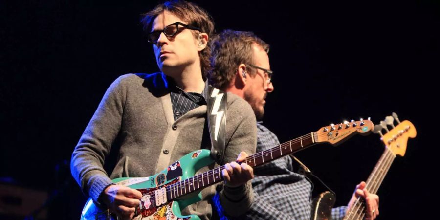 Weezers Rivers Cuomo und Scott Shriner in Action - die Band veröffentlichte kürzlich ein Cover des Kultsongs «Africa» von Toto