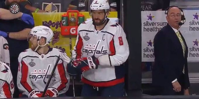 Puck mit voller Wucht im Gesicht - Alex Ovechkin bleibt hart wie ein Fels