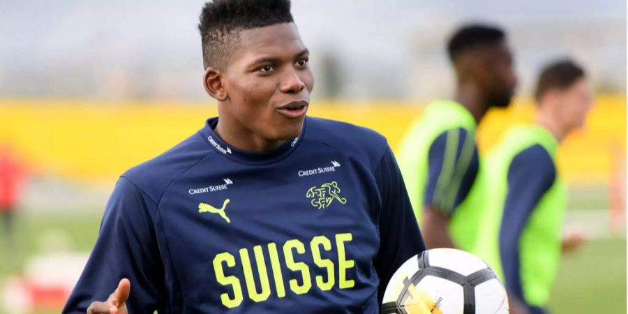 Breel Embolo läuft sich im Training für das Testspiel gegen Griechenland war.