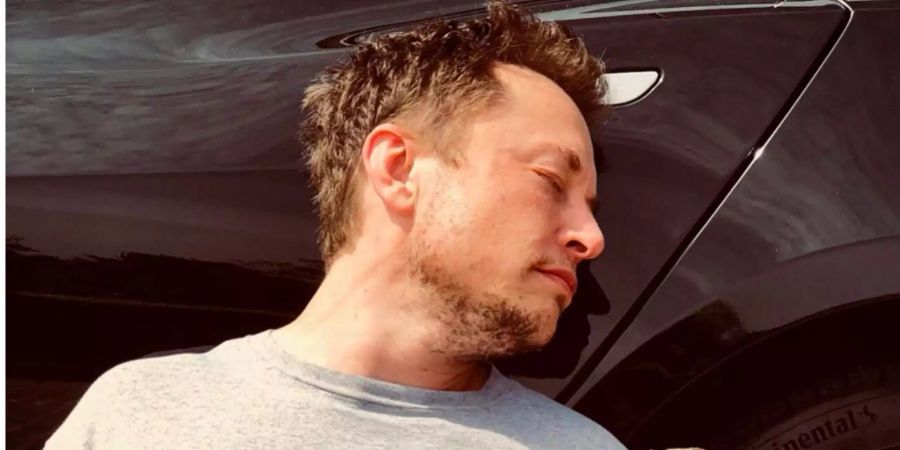 Er selbst sei umgeben von «Teslaquilla»-Flaschen, schrieb Elon Musk am 1. April auf Twitter.