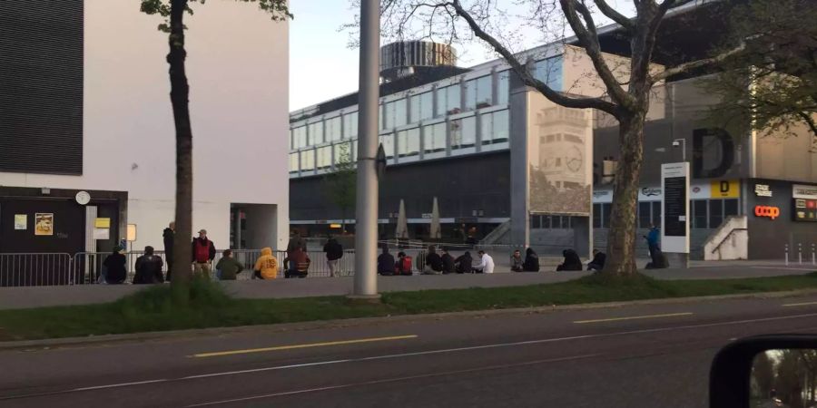 Schön früh morgens um 6.50 Uhr fanden sich erste Jahreskartenbesitzer vor dem Stade de Suisse ein.