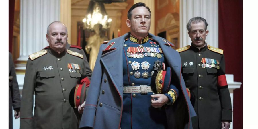 Generalstabschef Georgi Schukow (Jason Isaacs) gibt kurz den einzig loyalen Kommunisten. Aber nur, um sich selber reinen Lacher zu sichern.