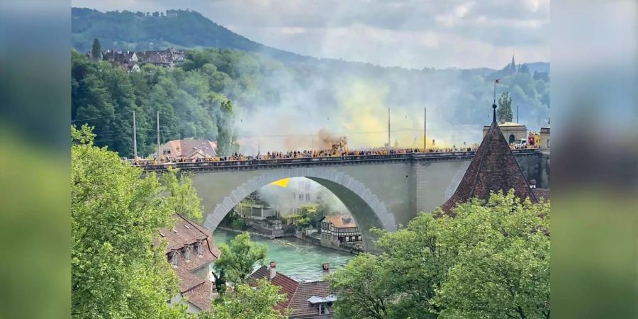 16.30 Uhr: Der Tross zieht über die Nydeggbrücke.