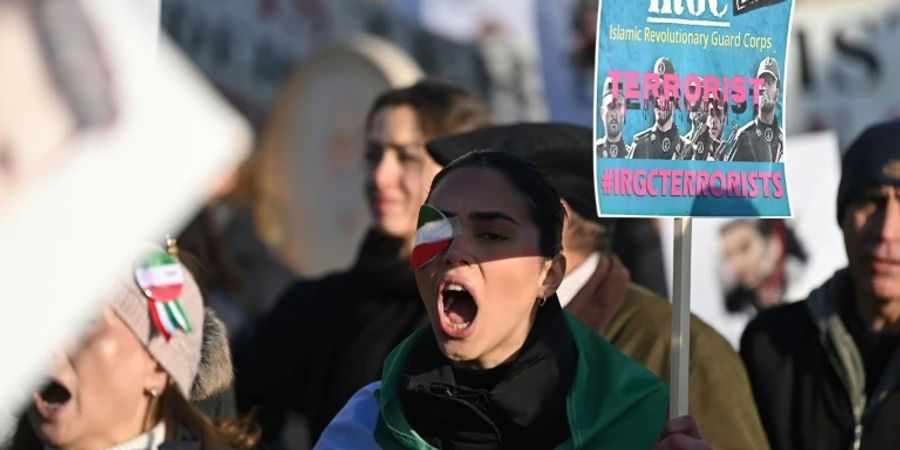 Iranerinnen protestieren in London gegen die Revolutionsgarden