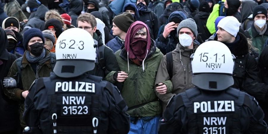 Demonstranten und Polizisten in Lütherath