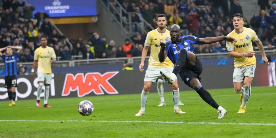 Romelu Lukaku (2.v.r) schoss Inter Mailand zum Sieg.