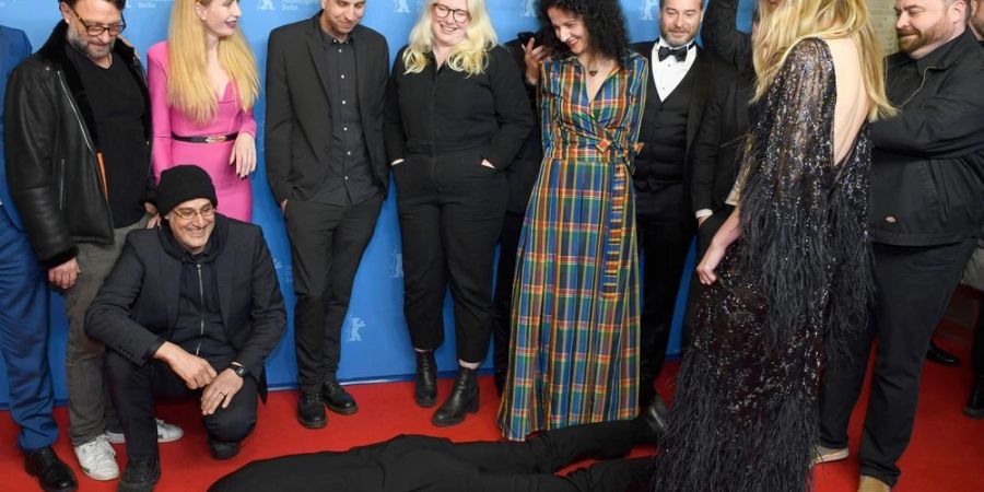 Interessante Pose: Alexander Skarsgård bei der Berlinale.
