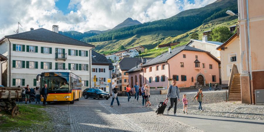 Der Dorfplatz in Sent in der Gemeinde Scuol im Kreis Suot Tasna im Bezirk Inn des Kantons Graubünden.