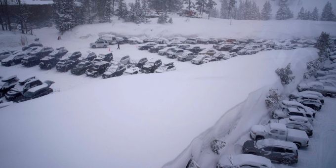 Kalifornien und andere Teile des Westens der USA sind durch den jüngsten Wintersturm, der die Vereinigten Staaten heimgesucht hat, mit starkem Schnee und Regen konfrontiert. kalifornien schnee