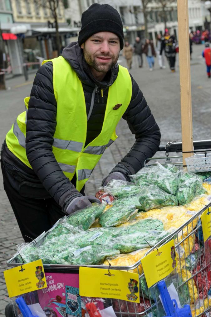 Christoph verkauft die Konfetti sackweise.