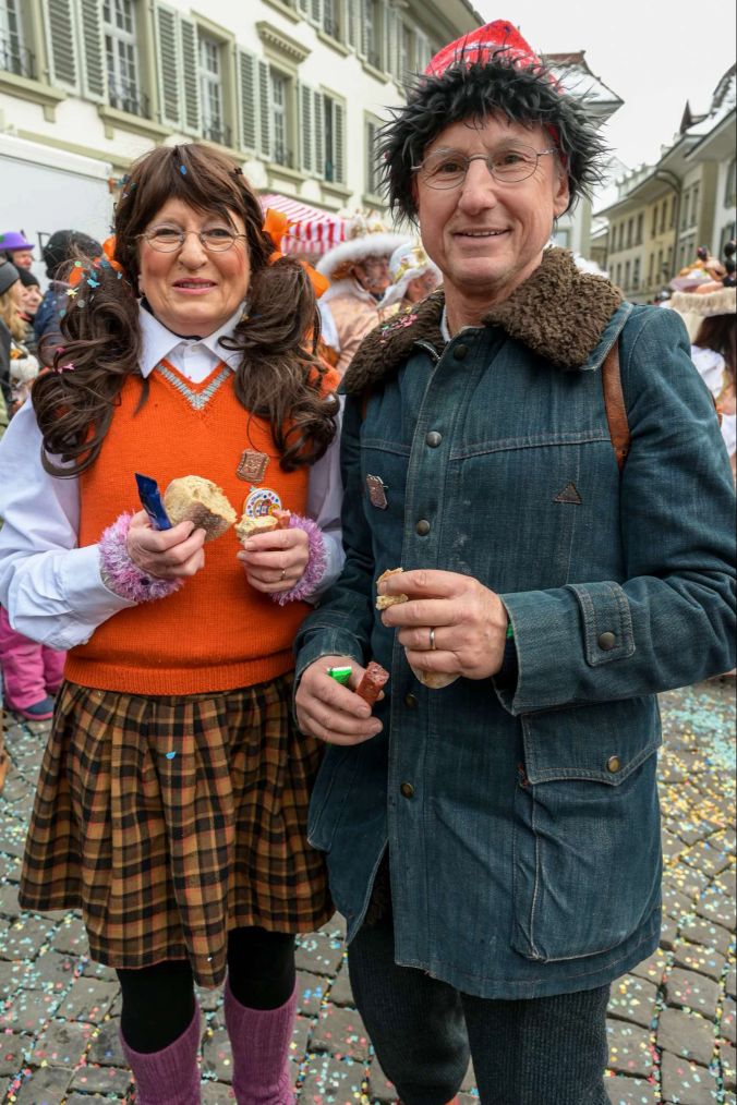 Beatrice und Peter von der 5. Klasse aus Thun beim Zvieri.