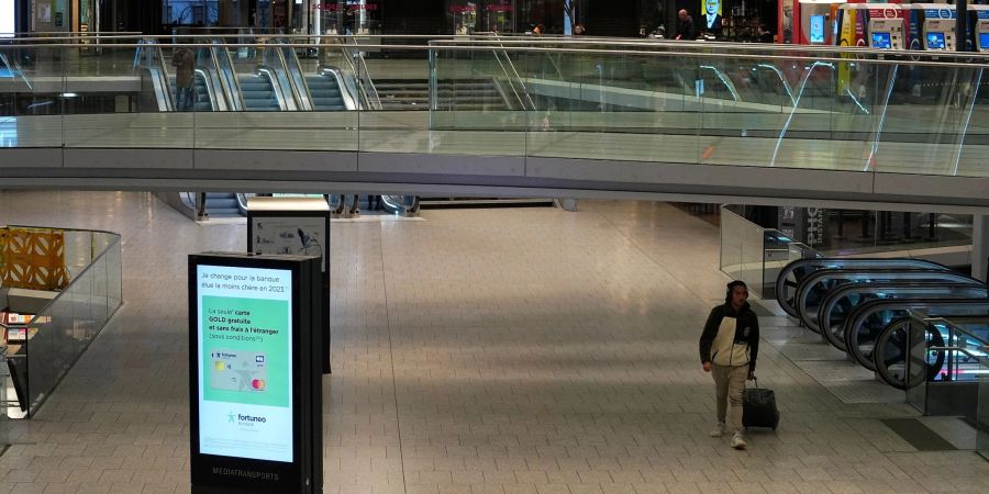 Ein einsamer Reisender geht durch den Bahnhof Montparnasse. Die französische Bahngesellschaft rät ihren Fahrgästen, wegen des Streiks zu Hause zu bleiben.