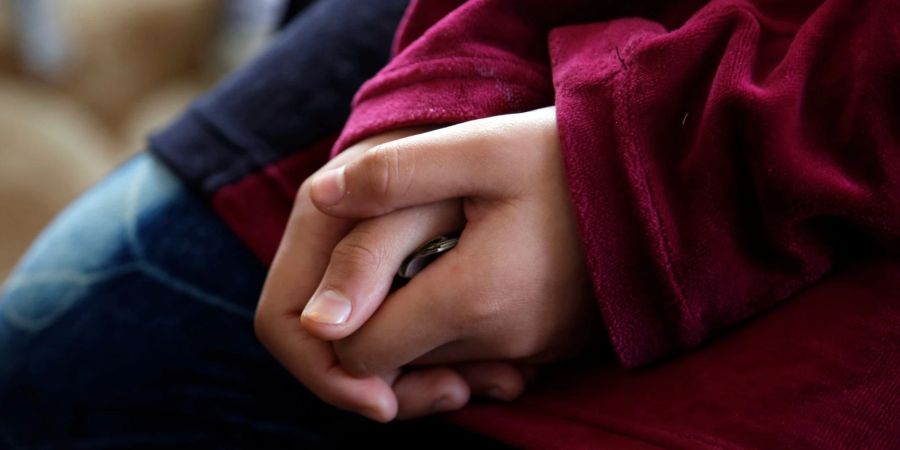 Die Hände eines Mädchens: Zum Internationalen Tag gegen weibliche Genitalverstümmelung hat die Kinderrechtsorganisation Plan International mehr Aufklärung über das Tabuthema gefordert.