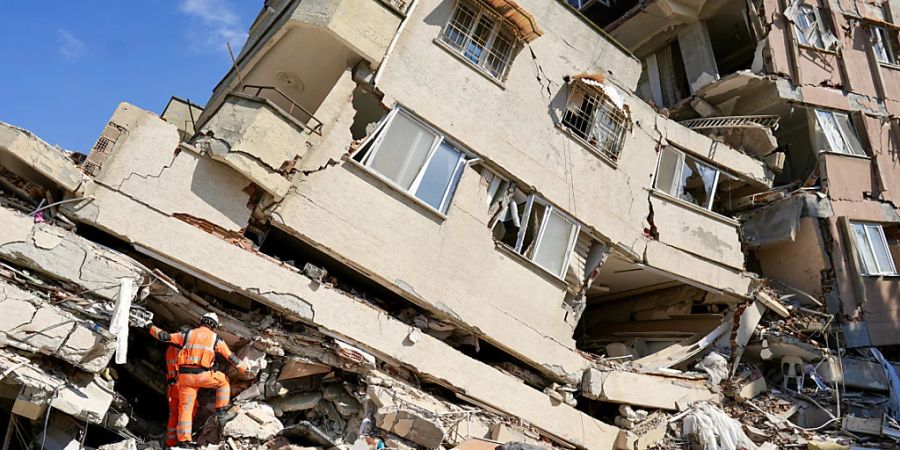 Vom Erdbeben zerstörtes Gebäude in der südtürkischen Provinz Hatay.