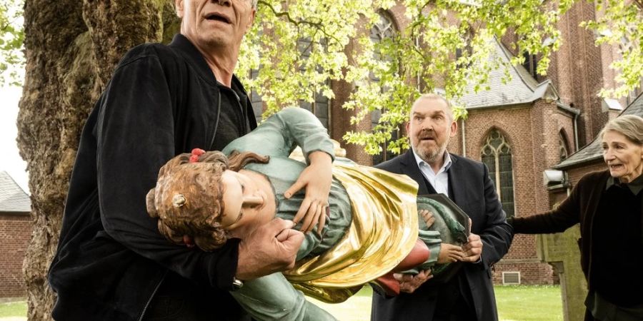 «Tatort: Abbruchkante»: Die Kommissare Max Ballauf (Klaus J. Behrendt, l.) und Freddy Schenk (Dietmar Bär) tragen eine Madonna aus der Bützenicher Kirche.