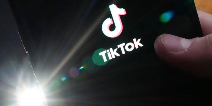 TikTok-Logo auf einem Mobiltelefon. tiktok
