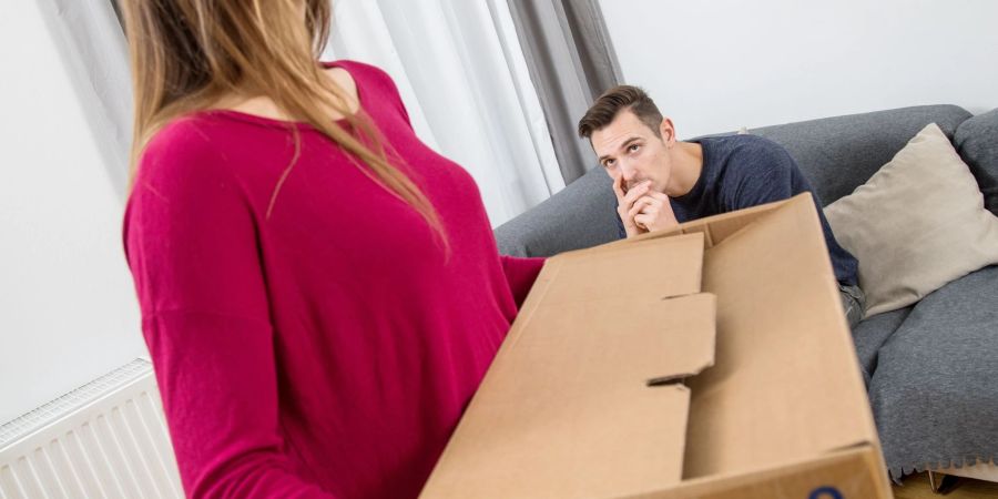 Liegt kein Härtefall vor, muss nach einer Scheidung der Ehepartner die eheliche Wohnung verlassen, wenn diese dem anderen gehört.
