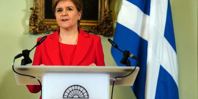 Nicola Sturgeon war im November 2014 als Regierungschefin angetreten, nachdem sich die Schotten in einem ersten Referendum gegen die Unabhängigkeit entschieden hatten - das war allerdings vor dem Brexit. Sie ist damit die am längsten amtierende schottische Regierungschefin. Nicola Sturgeon war im November 2014 als Regierungschefin angetreten, nachdem sich die Schotten in einem ersten Referendum gegen die Unabhängigkeit entschieden hatten - das war allerdings vor dem Brexit. Sie ist damit die am längsten amtierende schottische Regierungschefin.