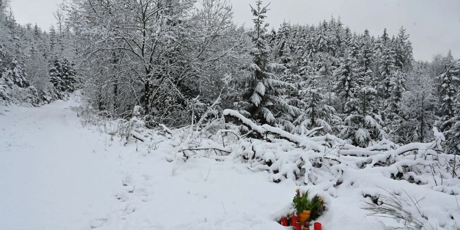 Unbekannte haben am Fundort der ermordeten Luise Blumen aufgestellt.