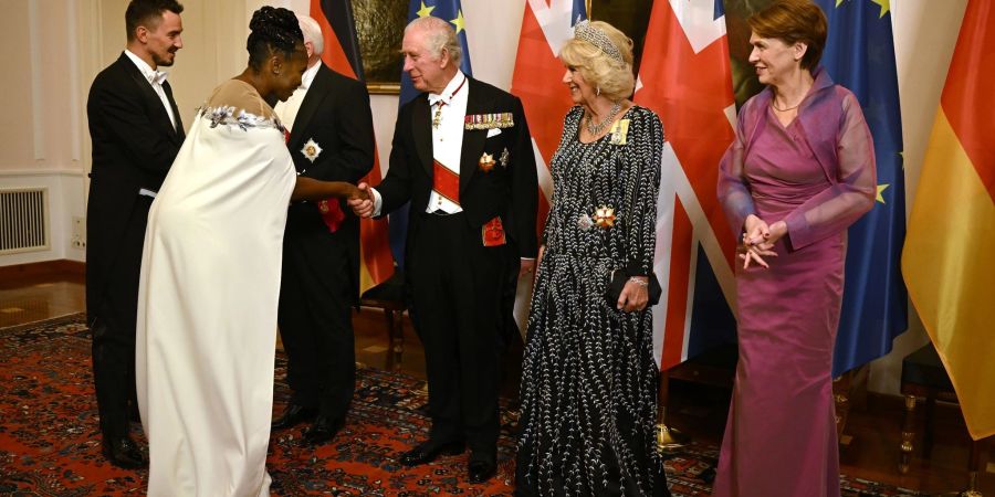 Die Tänzerin Motsi Mabuse (2.v.l.)  schüttelt die Hand von König Charles III. (M) neben Königsgemahlin Camilla (2.v.r.) und Elke Büdenbender (r), die Frau von Bundespräsident Steinmeier.