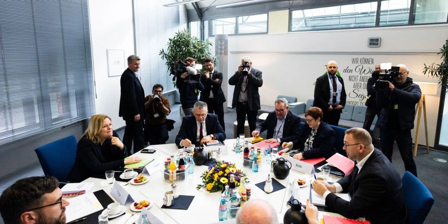 Bundesinnenministerin Nancy Faeser (2.v.l), Verdi-Chef Frank Werneke (r.), der dbb-Vorsitzende Ulrich Silberbach (M.) und weitere Teilnehmer zu Beginn der dritten Tarifverhandlungsrunde in Potsdam.