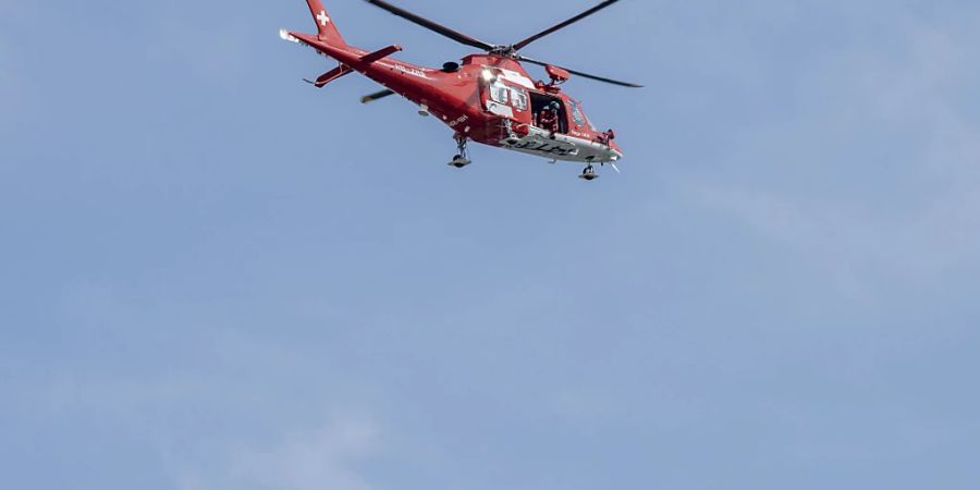 Die Rega ist am Mittwoch zu einem 81-jährigen Mann ausgerückt, der in den Bergen im Tessin tödlich verunglückt ist. (Symbolbild)