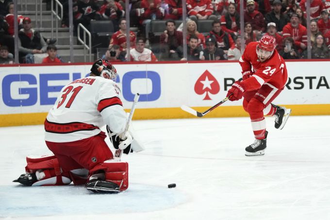 Pius Suter (r.) von den Detroit Red Wings im Spiel gegen Carolina. NHL