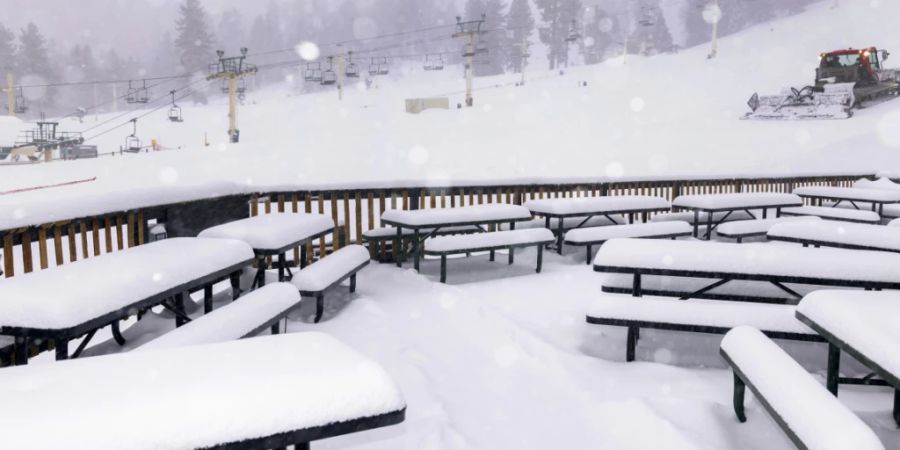 HANDOUT - Auf diesem vom Big Bear Mountain Resort zur Verfügung gestellten Foto wird im Hintergrund der Schnee im Resort geräumt. Ein heftiger Wintersturm hat Teile der USA lahmgelegt. Foto: Lee Stockwell/Big Bear Mountain Resort/AP/dpa - ACHTUNG: Nur zur redaktionellen Verwendung im Zusammenhang mit der aktuellen Berichterstattung und nur mit vollständiger Nennung des vorstehenden Credits