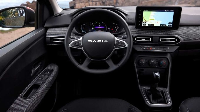 Hinter dem Steuer des Jogger Hybrid muss man sich nicht um Ladestopps und Co kümmern, denn der Hybrid hat keinen Stecker 2023 Dacia Jogger Hybrid