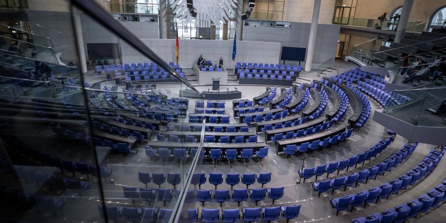 Blick in den leeren Plenarsaal im Deutschen Bundestag. Gibt es bald weniger Sitze?