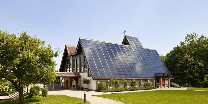 Der Nationalrat berät ab heute die Energieversorgung der Zukunft. Im sogenannten Mantelerlass soll laut der vorberatenden Kommission unter anderem eine Solarpflicht für alle Neubauten verankert werden. Wohngebäude wären davon ausgenommen. (Themenbild) Der Nationalrat berät ab heute die Energieversorgung der Zukunft. Im sogenannten Mantelerlass soll laut der vorberatenden Kommission unter anderem eine Solarpflicht für alle Neubauten verankert werden. Wohngebäude wären davon ausgenommen. (Themenbild)