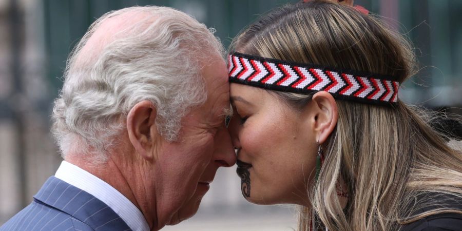 König Charles III. wird in London mit dem «Hongi» begrüsst, einem traditionellen Maori-Gruss.