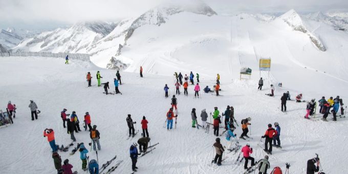 Ski- und Snowboardfahrer bereiten sich auf eine Abfahrt im Zillertal vor. (Symbolbild) Zillertal Skifahren