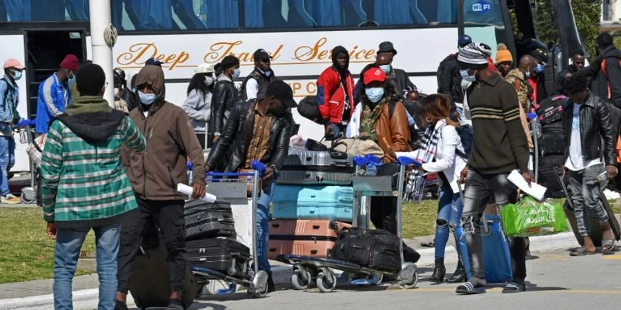 Migranten am Flughafen von Tunis